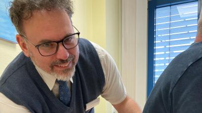 Bild: Klinikum Fichtelgebirge/exb
Professor Dr. Achim Benditz untersucht einen Patienten in seiner Sprechstunde.
