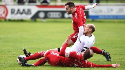 Bild: Büttner
Abstiegskampf pur gab es am Ostermontag beim Kreisliga-Duell zwischen der DJK Weiden (weiße Trikots) und dem SC Kirchenthumbach zu bestaunen. Durch den 1:0-Auswärtssieg des SC spitzt sich die Lage im Kampf um den Klassenerhalt weiter zu.