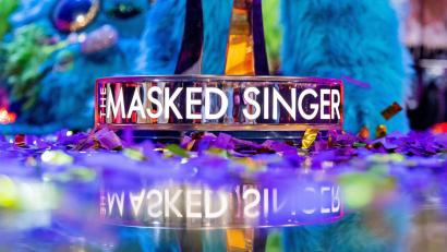 Bild: Rolf Vennenbernd/dpa
"The Masked Singer" ist auf dem Siegerpokal der Live-Musikshow zu sehen.