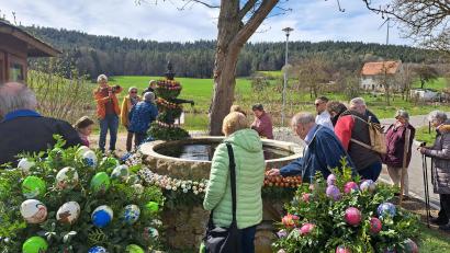 Bild: Markus Fichtner/exb
Auch der Osterbrunnen in Sinnleithen wurde besichtigt.