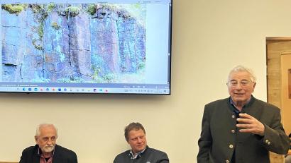 Bild: Annika Neumann/exb
Im Beisein von Bürgermeister Stefan Grillmeier und Adalbert Busl stellte Karl Haberkorn das Vorhaben vor. Das Foto auf dem Bildschirm links zeigt die letzten heute noch sichtbaren Basaltsäulen aus dem längst aufgelassenen Steinbruch.