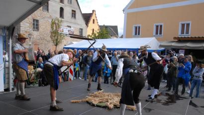 Bild: pop
Die Schmidmühlener Drischldrescher beim Marktfest in Aktion.