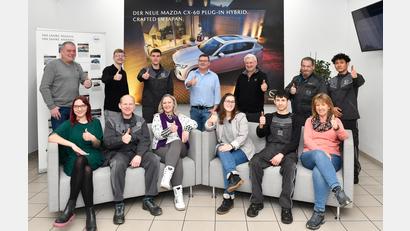 Bild: Petra Hartl
Die Kollegen im Autohaus Schwab in Amberg freuen sich schon auf die Neuen im Team.