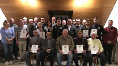 Bild: mma
Seine Jubilare ehrt der SV Hahnbach. Der Vorstand und die Ehrengäste gratulieren besonders Josef Färber (sitzend links) für seine 70 Jahre Mitgliedschaft.