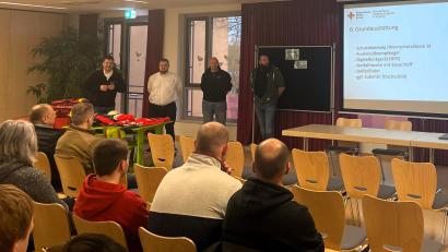 Bild: wec
Einige BRK-Mitglieder stehen beim Infoabend in der Aula der Grundschule Ebermannsdorf Rede und Antwort (von links): Maximilian Herbst, Tobias Hofmann, Thorsten Schmid und Christian Mötsch.