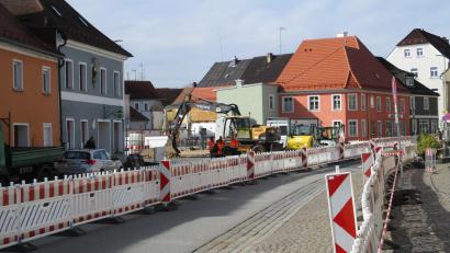 Bild: bnr
Absperrzäune dominieren derzeit das Stadtbild von Pfreimd. Die Haas-Kreuzung ist eine der Maßnahmen, die im Haushalt für dieses Jahr vorgesehen sind.