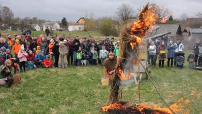 Bild: kro
Mit dem Abbrennen einer Strohpuppe wurde symbolisch der Winter ausgetrieben. Viele Schaulustige wollten sich dieses Spektakel im Geschichtspark Bärnau-Tachov nicht entgehen lassen.