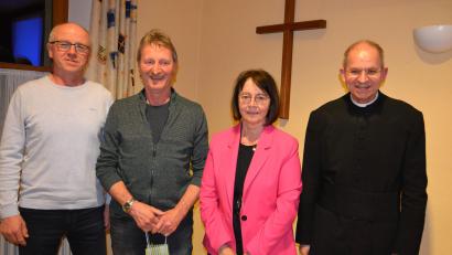 Bild: fdl
Bei der Ehenfelder Pfarrversammlung wird Thomas Gnan (Zweiter von links) verabschiedet. Kirchenpfleger Joachim Winkler, Pfarrgemeinderats-Sprecherin Anita Falk und Pfarrer Johann Hofmann (von links) danken ihm im Namen der Pfarrei für seinen Einsatz.