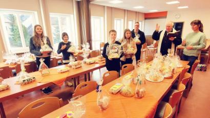 Bild: gz
Pfarrer Erwin Bauer segnet im Beisein von Kirchenpflegerin Nicola Hummer, Pfarrgemeinderat Bernd Reil und einigen Minis die Osterprodukte.