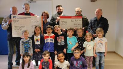 Bild: prh
Vorstandsmitglieder des kürzlich aufgelösten Männergesangvereins überreichen Kerstin Gmehlich (Dritte von links) und Bürgermeister Sebastian Dippold (Dritter von rechts) das Barvermögen des Vereins als Spende für die Kindertagesstätte St. Joseph. Darüber freuten sich auch die Vorschulkinder.