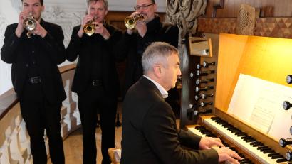 Bild: do
Mit festlichen Klängen jubilierte am Ostermontag das Trompetenensemble Heroldsberg in der Klosterkirche Speinshart. An der Orgel verkündete Georg Schäffner, bis 2018 Regionalkantor in der Erzdiözese Bamberg, die Auferstehung