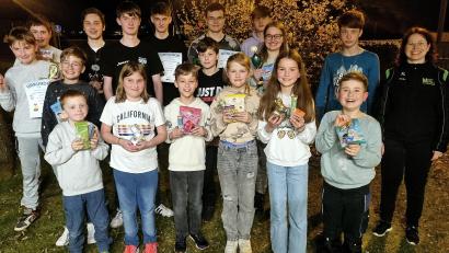 Bild: Robl/exb
Die Jungschützen des Schützenvereins Hubertus Schirmitz erhalten nicht nur Pokale und Urkunden. Auch Süßes gibt es für die Teilnehmer.