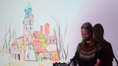 Bild: Kunz
Line Bøgh vor der gemalten Kulisse ihrer neuen Heimatstadt Zeitz bei ihrem Auftritt im "Parapluie".