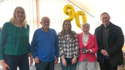 Bild: dpe
Gratulationscour zum 90. Geburtstag (von links): Zweite Bürgermeisterin Susanne Lindner, Diete Austr, Enkelin Emilia, die Jubilarin Berta Aust und Pfarrvikar Christian Preitschaft.