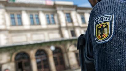 Bild: Bundespolizei/Alexandra Stolze
Am Ostermontag hat ein 39-jähriger Betrunkener Regensburger Polizisten den Hitlergruß gezeigt.