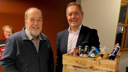 Bild: Stadt Auerbach/exb
Georg Büttner (links) wird von Bürgermeister Joachim Neuß offiziell aus dem Vorstand des Fördervereins Museum 34 verabschiedet.