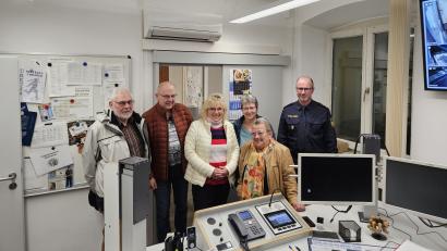 Bild: Hubert Rosner/exb
Wilfried Roeb, SPD-Ortsvorsitzender Hubert Rosner, Astrid Schuster, Claudia Summer und Lia Zimmermann (von links) beim Besuch der PI Waldsassen zusammen mit Erstem Polizeihauptkommissar Harald Fuchs.