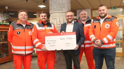 Bild: pi
Philipp Kraus (Zweiter von links) sagt zusammen mit Fabian Ram, Heinrich Rewitzer (von rechts) und Josef Solfrank (links) Bürgermeister Markus Bauriedl "Vergelt's Gott" für die 5000-Euro-Spende des Marktes Waidhaus.