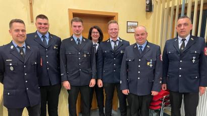 Bild: Feuerwehr Nitzlbuch/exb
Verantwortung bei der Feuerwehr Nitzlbuch übernehmen (von links) Vertrauensmann Julian Wallner, der neue Vorsitzende Lukas Lindner, sein Stellvertreter Florian Trenz, Vertrauensfrau Maria Baumgart, Schriftführer Johannes Kugler, 1. Kommandant Xaver Leipold und der neue 2. Kommandant Stefan Waldmann.