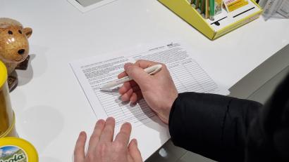 Bild: kaz
Die Listen für die Unterschriften, mit denen die "Initiative Klinik Retten" einen Bürgerentscheid im Zusammenhang mit der Notfallversorgung im Landkreis Tirschenreuth erreichen will, liegen noch bis Dienstag, 9. April, in vielen Geschäften und Einrichtungen auf, wie hier in der Stadt-Apotheke Tirschenreuth.