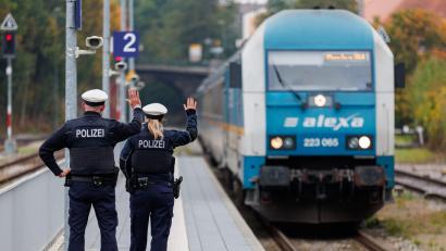 Symbolbild: Daniel Karmann/dpa
Bundespolizisten weisen per Handzeichen den Lokführer eines Zuges aus Prag in Richtung München darauf hin, dass sie zusteigen werden.
