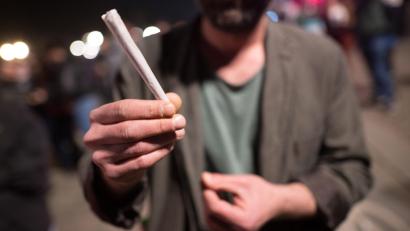 Symbolbild: Sebastian Gollnow/dpa
Kiffen verboten: Trotz der Cannabis-Legalisierung in Deutschland bleibt Cannabis für Angehörige der US-Armee tabu.