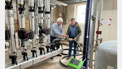 Bild: Annika Werner/dpa
Hier war früher die Übergabestation der Fernwärme im Weimar-Werk. Jetzt warten Henry Börner (links) und Heinrich Berr auf eine neue Heizungsanlage, zum Teil ist die Technik bereits installiert. "Was kommt da anstelle einer Gasbrennwerttechnik sonst in Frage bei mindestens 400 KW?" fragt sich Berr.