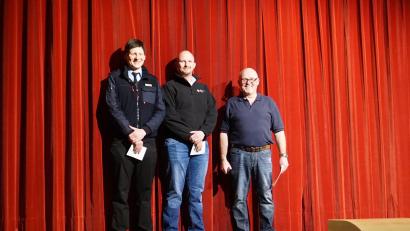 Bild: wec
Philipp Lasser (Kinderfeuerwehr Ebermannsdorf) und Thorsten Schmid (HvO) freuen sich über die von Regisseur Franz Pfab (von links) überreichte Spenden von jeweils 500 Euro für ihre neu ins Leben gerufenen Projekte.
