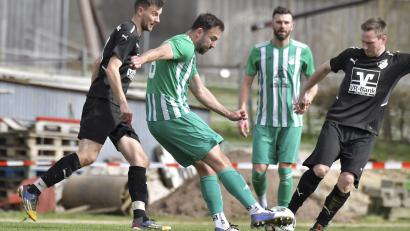 Bild: Hubert Ziegler
Enges Gemeindederby: Der SV Köfering und der ASV Haselmühl trennten sich 1:1. In dieser Szene kämpfen Köferings Spielertrainer Dennis Kramer (Zweiter von links) und Haselmühls Spielmacher Heiko Giehrl (rechts) um den Ball.