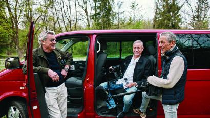 Bild: Megaherz/exb
Franz Gernst (links) und seine zwei Freunde sind seit Jahrzehnten unterwegs, um Orte und Geschichten zu entdecken. Die Erlebnisse sind nun unter anderem in "Gernstls Reisen - Auf der Suche nach irgendwas" zu sehen.