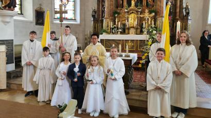 Bild: hzi
Die Erstkommunikanten mit Ministranten und Pater Samuel Patton in der Pfarrkirche St. Jakobus.