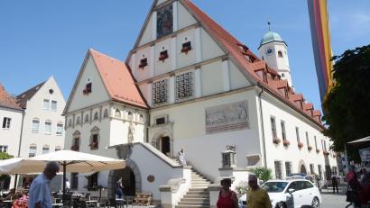 Archivbild: Gabi Schönberger
Das Alte Rathaus in Weiden war Ziel eines Unbekannten, der das Eingangstor mit einem spitzen Gegenstand zerkratzte.