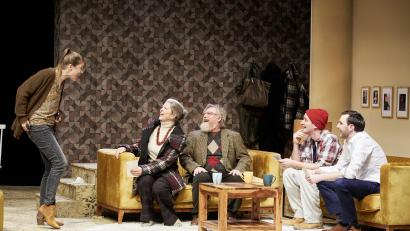 Bild: Oliver Fantitsch/exb
„Die lieben Eltern“ heißt das Stück, das das Ohnsorg-Theater Hamburg in Amberg spielt.