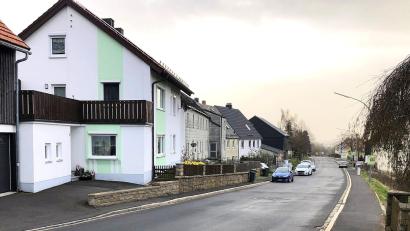 Bild: wro
Der östliche Teil entlang der Wiesauer Straße (im Bild links) gehört jetzt zum Sanierungsgebiet. Für Gestaltungsmaßnahmen gewährt der Markt Fuchsmühl - aber nur auf Antrag - Fördergelder..