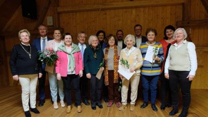 Bild: u
Bei der Feier zum 50-Jährigen der Frauen-Union Hirschau werden Gründungsmitglieder geehrt (von links): FU-Ehrenkreisvorsitzende Ingrid Kurz, CSU-Kreisvorsitzender Harald Schwartz, FU-Ortsvorsitzende Michaela Meier, Zweite Bürgermeisterin Bärbel Birner, CSU-Ehrenkreisvorsitzender Werner Schulz, Lilly Fleischmann, Maria-Hedwig Dobmeyer, Maria Helm, Pfarrer Stefan R. Fischer, Mechthild Holthaus, Bürgermeister Hermann Falk, FU-Ehrenortsvorsitzende Heidi Flierl, stellvertretende FU-Landesvorsitzende Barbara Gerl und FU-Kreisvorsitzende Renate Amrhein.