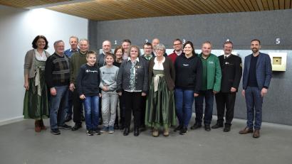 Bild: gi
Die neuen Vorstandschaften von Schützengesellschaft Moosbach mit Schützenmeisterin Jutta Fuchs (Neunte von rechts) und des Fördervereins mit Vorsitzender Evi Träger (Sechste von rechts). Dazu gratulieren Bürgermeister Armin Bulenda und zweiter Gauschützenmeister Anton Hirnet (von rechts).