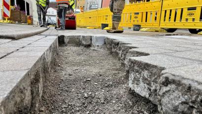 Bild: Gabi Schönberger
Seit Dienstag laufen die Ausbesserungsarbeiten auf dem Neustädter Stadtplatz. Im Laufe des Donnerstags wird die Maßnahme abgeschlossen, heißt es aus dem Bauamt.