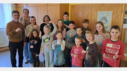 Bild: sei
Mit Pffarrer Andreas Ruhs (links) und dem Kindergottesdienstteam befassen sich die Kinder in der evangelischen Pfarrei Mantel mit Palästina.