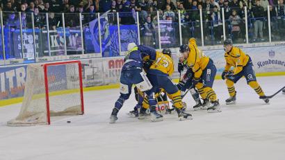 Bild: Elke Englmaier
In dieser Szene stochert Tomas Rubes (verdeckt) den Puck zum 1:0 für die Blue Devils Weiden ins Tor.