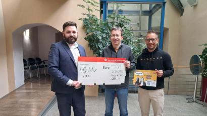 Bild: Julia Fienz/exb
Jugendreferent Stefan Linsmeier, Geschäftsführer des Kreisjugendrings, Martin Neumann, und Bürgermeister Sebastian Dippold (von links) bei der Spendenübergabe.