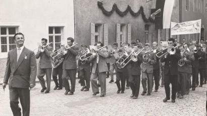 Archivbild: Privatarchiv Robert Dotzauer
Die Jugendblaskapelle 1958 mit Dirigent Fred Schuhmann. Nach deren Auflösung erfuhr die Stadtkapelle mit Musikern aus dem Jugendorchester eine deutliche Auffrischung