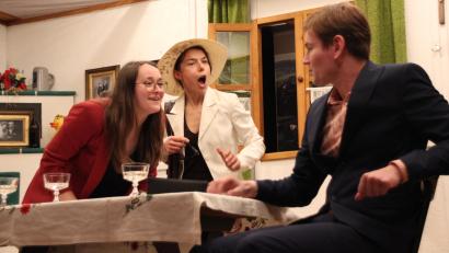 Bild: jag
Notarin Anna Gruber (Simone Hutzler) und Mama Rosina (Katrin Scheitinger) sind überrascht von den Geständnissen des Sohnes Michael Heimerl (Johannes Brunner).