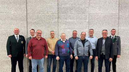 Bild: Johannes Bartl/exb
Gauschützenmeister Florian Greil, Zweiter Schützenmeister Nico Wiesend, Herbert Brecht, Karl Ulrich, Manfred Riedel, Rainer Hennig, Guido Zandt, Roland Michl, Bürgermeister Franz Stahl und Schützenmeister Tobias Birkner (von links) freuten sich über die Ehrungen.