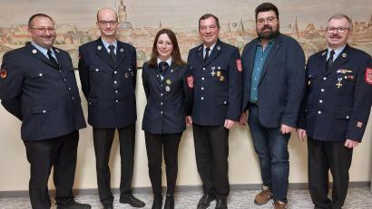 Bild: mfh
Einige Ämterwechsel gab es im Vorstand der Feuerwehr Sulzbach. Von links Kommandant Armin Buchwald, Mario Meidenbauer, Tamara Urbanski, Hans Ertl, Bürgermeister Stefan Frank und Vorsitzender Thomas Wiesent.