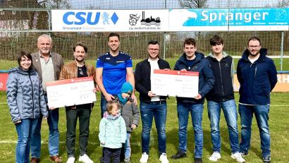 Bild: bk
Weiterhin gutes Gelingen wünschen Severin Hirmer und Luis Heibl (Dritter und Sechster von links) bei der Übergabe der Spendenschecks an Alexander Steger und Maximilian Kohl.