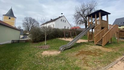 Bild: ck
Das alte Schulhaus in Lennesrieth (zwischen Kirche und Spielplatz) ist umgebaut worden und wird als Gemeinschaftsunterkunft für Flüchtlinge genutzt. Insgesamt sollen 26 Personen darin wohnen.