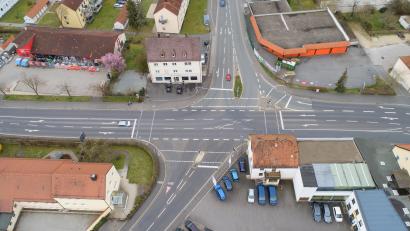 Bild: Thilo Hierstetter
An der Meister-Kreuzung müssen Radfahrer von der Altstadt kommend oft auf der kleinen Insel beim Abzweig zur Hofgartenstraße (oben rechts) warten. Dabei kann es schnell eng werden. Zur Verbesserung an diesem neuralgischen Punkt, auf dem auch der Fünf-Flüsse-Radweg verläuft, wünschen sich die Umweltschutzinitiative und viele Radfahrer die Schaltung einer grünen Welle, um zügig ohne Wartezeit auf der Mini-Insel nach Rosenberg oder Sulzbach zu kommen.