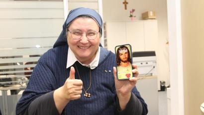 Bild: pi
"Der liebe Gott hat mich gefunden", sagt Schwester Teresa Zukic im Gespräch mit Oberpfalz-Medien und verweist strahlend auf ihre App.