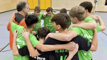 Archivbild: Hubert Ziegler
Die Jungs des VC DJK Amberg stimmen sich auf die deutsche U18-Meisterschaft ein.
