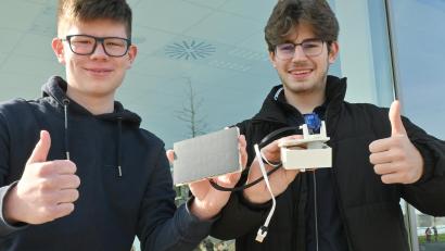 Bild: Antonia Winter/exb
Die FOS-Schüler Maximilian Seiler (links) und Aram Fähnrich haben ein hocheffizientes Solarmodell entwickelt.
